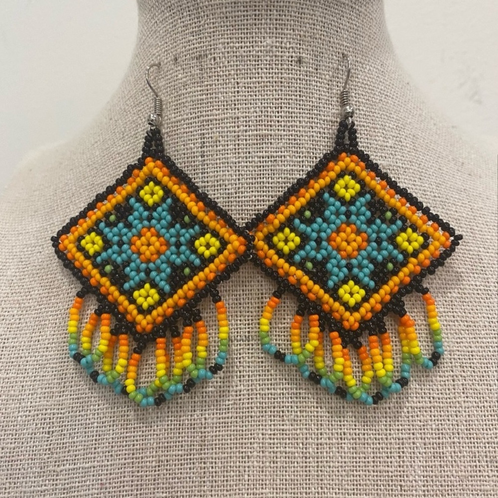 Beautiful handmade chakira bead rhombus shaped earrings.
Made Mexican Artisans